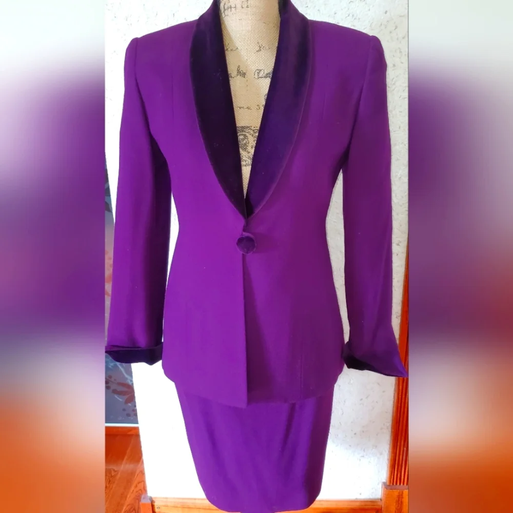 Original Christian Dior SUIT. Never been worn. 100% wool . Size 2 p